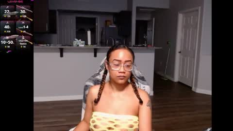 Snapshot of cumplzqueen chatting on June 2026 02:33:02 AM Nia Reese online show from June 2026 02:33:02 AM