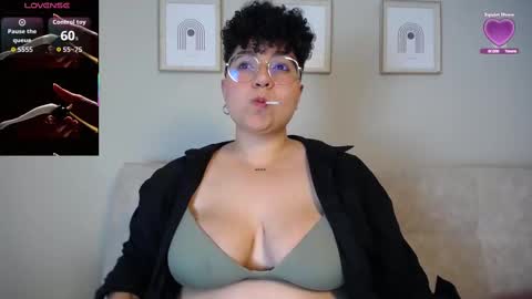 Snapshot of curly_cam_queen chatting on October 2025 03:34:02 AM Bruna online show from October 2025 03:34:02 AM