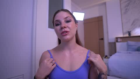 Foxy online show from December 2025 01:00:02 AM