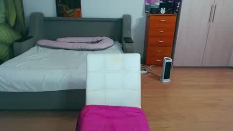 Snapshot of cute_jes chatting on October 2025 07:25:01 PM cute_jes online show from October 2025 07:25:01 PM