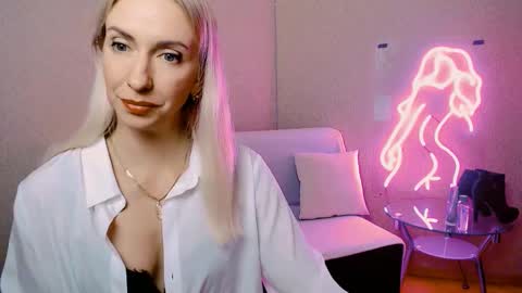 cute_smile_shy online show from January 2026 09:28:02 PM