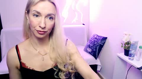 cute_smile_shy online show from April 2026 08:01:02 PM