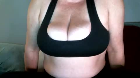 Snapshot of cutenlittle28 chatting on January 2025 06:24:01 AM CuteNlil online show from January 2025 06:24:01 AM