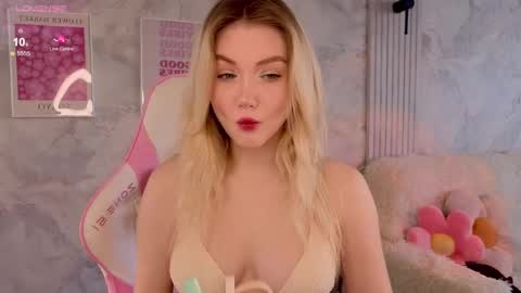 Snapshot of cutie_angels chatting on May 2026 04:06:02 AM HelloMy name Eva online show from May 2026 04:06:02 AM