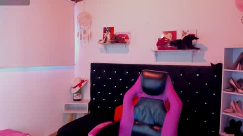 Mia  online show from September 2025 11:37:02 AM