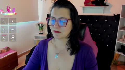 Mia  online show from September 2025 01:49:01 PM