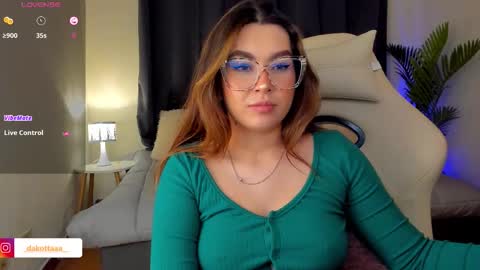 dakottaa__ online show from October 2025 11:27:01 PM