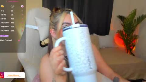dakottaa__ online show from May 2026 01:57:16 AM