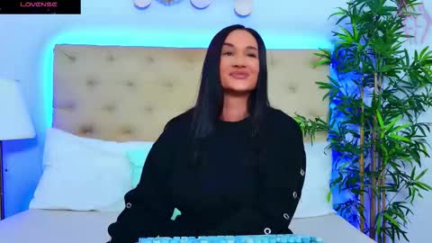 daliyaa_ online show from October 2025 12:02:02 PM