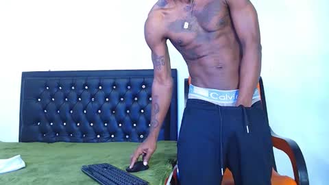 Snapshot of damian_hart_24cm chatting on January 2025 12:28:02 PM damian_hart_24cm online show from January 2025 12:28:02 PM