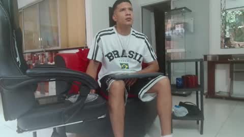 Snapshot of damyan_2003 chatting on November 2025 02:33:01 PM damyan_2003 online show from November 2025 02:33:01 PM