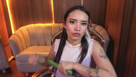 daphne_nicole_b online show from April 2026 12:49:01 PM