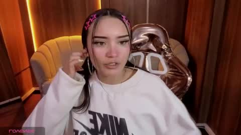 daphne_nicole_b online show from June 2026 01:06:02 PM