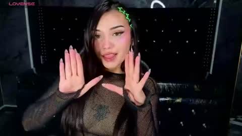daphne_nicole_b online show from June 2026 01:04:02 PM