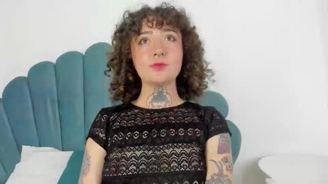 Snapshot of daphneblunt chatting on October 2025 02:27:02 PM DaphneBlunt online show from October 2025 02:27:02 PM