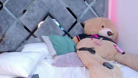 Daphne Bridge online show from January 2025 03:00:02 AM