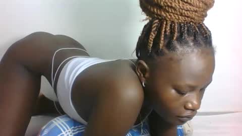 ESTHER online show from February 2026 05:04:01 AM