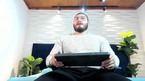 Snapshot of darius_wolfe chatting on April 2026 11:19:02 AM Darius online show from April 2026 11:19:02 AM