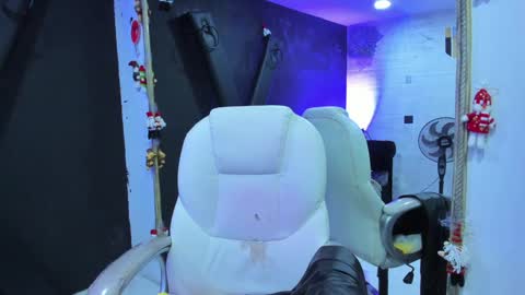 Snapshot of darlingbdsm_ chatting on December 2024 03:11:02 PM Darling online show from December 2024 03:11:02 PM