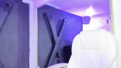 Snapshot of darlingbdsm_ chatting on February 2025 12:37:01 PM Darling online show from February 2025 12:37:01 PM