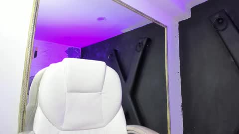 Snapshot of darlingbdsm_ chatting on February 2025 10:50:02 PM Darling online show from February 2025 10:50:02 PM