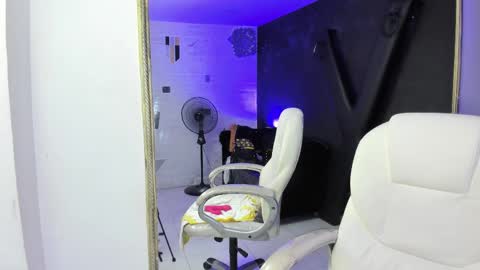 Snapshot of darlingbdsm_ chatting on March 2025 06:54:01 PM Darling online show from March 2025 06:54:01 PM