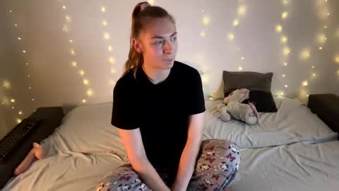 Snapshot of dasha_mom chatting on December 2024 10:43:02 PM kisses4u thanks follow me i like new follow online show from December 2024 10:43:02 PM