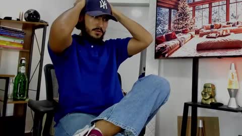 Snapshot of david_johnson372 chatting on December 2024 01:10:01 AM Hey im David that loves to explore and speak their fantasies. Very open talktative and nice. Feel free to chat with me online show from December 2024 01:10:01 AM