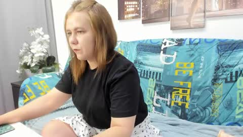 Snapshot of dear_hollyy chatting on June 2026 01:30:01 AM Holly online show from June 2026 01:30:01 AM