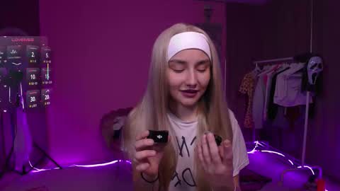 Kayla online show from November 2025 10:26:02 AM