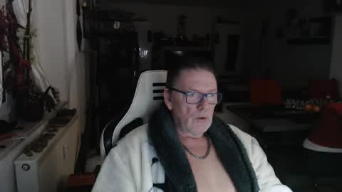 deinprinz2312 online show from December 2025 03:45:02 AM