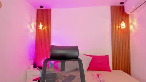 D E L A Y L  A online show from October 2025 04:03:02 AM