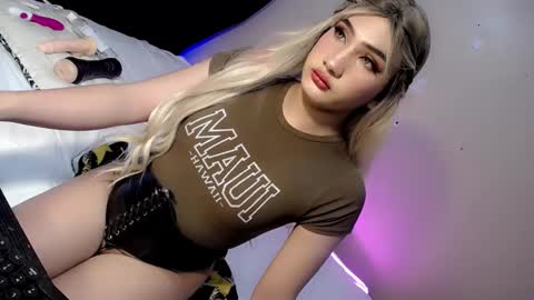 Snapshot of deluxetgirl69 chatting on December 2024 10:17:01 PM Chesca online show from December 2024 10:17:01 PM