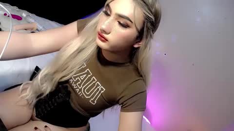 Snapshot of deluxetgirl69 chatting on December 2024 01:24:02 AM Chesca online show from December 2024 01:24:02 AM