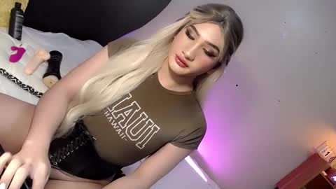 Snapshot of deluxetgirl69 chatting on December 2024 04:57:01 PM Chesca online show from December 2024 04:57:01 PM