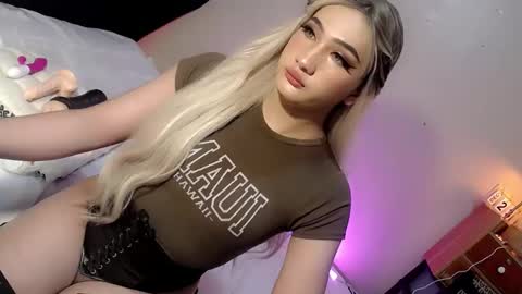 Snapshot of deluxetgirl69 chatting on December 2024 02:43:02 AM Chesca online show from December 2024 02:43:02 AM