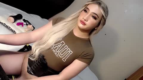 Snapshot of deluxetgirl69 chatting on December 2024 03:34:01 AM Chesca online show from December 2024 03:34:01 AM