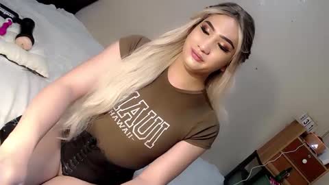 Snapshot of deluxetgirl69 chatting on January 2025 02:35:02 PM Chesca online show from January 2025 02:35:02 PM