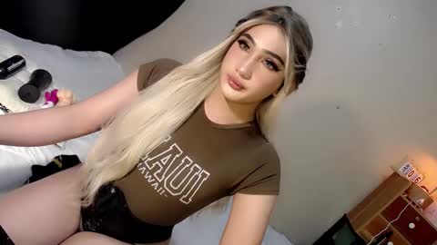 Snapshot of deluxetgirl69 chatting on January 2025 02:48:01 AM Chesca online show from January 2025 02:48:01 AM