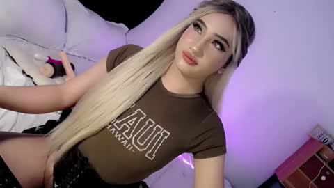 Snapshot of deluxetgirl69 chatting on January 2025 05:44:01 PM Chesca online show from January 2025 05:44:01 PM