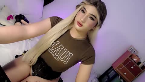 Snapshot of deluxetgirl69 chatting on January 2025 12:10:01 AM Chesca online show from January 2025 12:10:01 AM