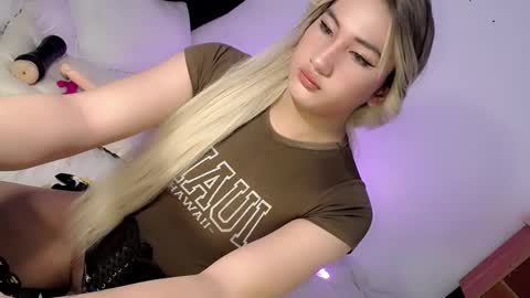 Snapshot of deluxetgirl69 chatting on January 2025 02:51:01 AM Chesca online show from January 2025 02:51:01 AM