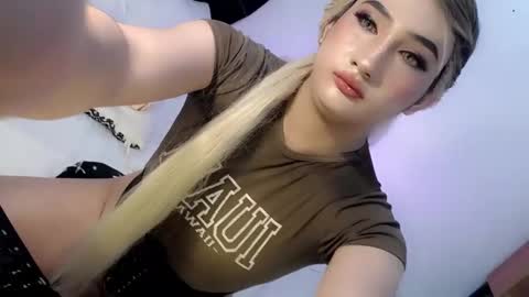 Snapshot of deluxetgirl69 chatting on January 2025 09:36:01 PM Chesca online show from January 2025 09:36:01 PM