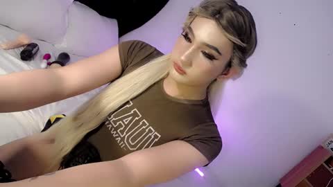 Snapshot of deluxetgirl69 chatting on January 2025 12:50:02 AM Chesca online show from January 2025 12:50:02 AM