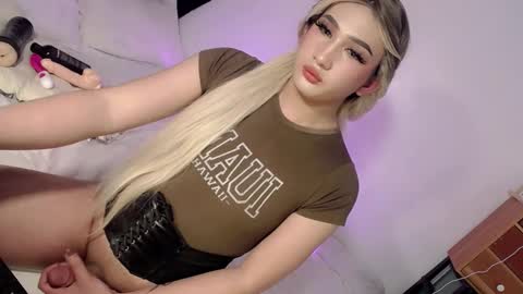 Snapshot of deluxetgirl69 chatting on January 2025 11:45:02 PM Chesca online show from January 2025 11:45:02 PM