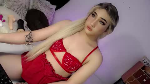 Snapshot of deluxetgirl69 chatting on February 2025 09:22:01 AM Chesca online show from February 2025 09:22:01 AM