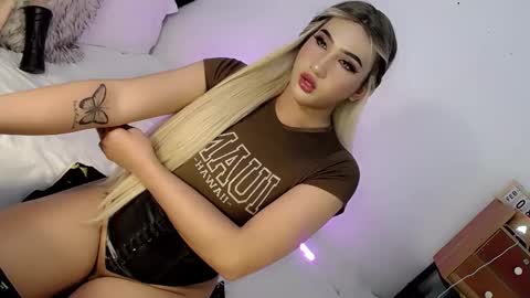 Snapshot of deluxetgirl69 chatting on February 2025 09:39:01 PM Chesca online show from February 2025 09:39:01 PM