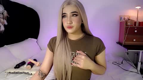Snapshot of deluxetgirl69 chatting on February 2025 10:15:02 AM Chesca online show from February 2025 10:15:02 AM