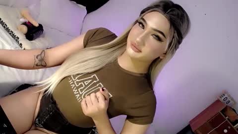 Snapshot of deluxetgirl69 chatting on February 2025 04:32:01 PM Chesca online show from February 2025 04:32:01 PM