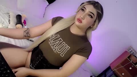 Snapshot of deluxetgirl69 chatting on February 2025 03:41:02 PM Chesca online show from February 2025 03:41:02 PM